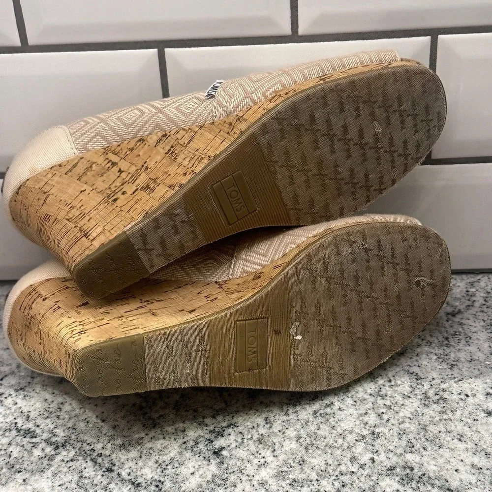 TOMS Women's Beige Geometric Pattern Peep Toe Wedge Shoes Size 8.5 Neutral Cream